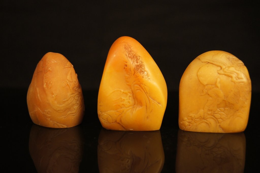 Three Chinese antique Shoushan boulders ; H: 4.5 to 5.: Three Chinese antique Shoushan boulders ; H: 4.5 to 5.2 cm