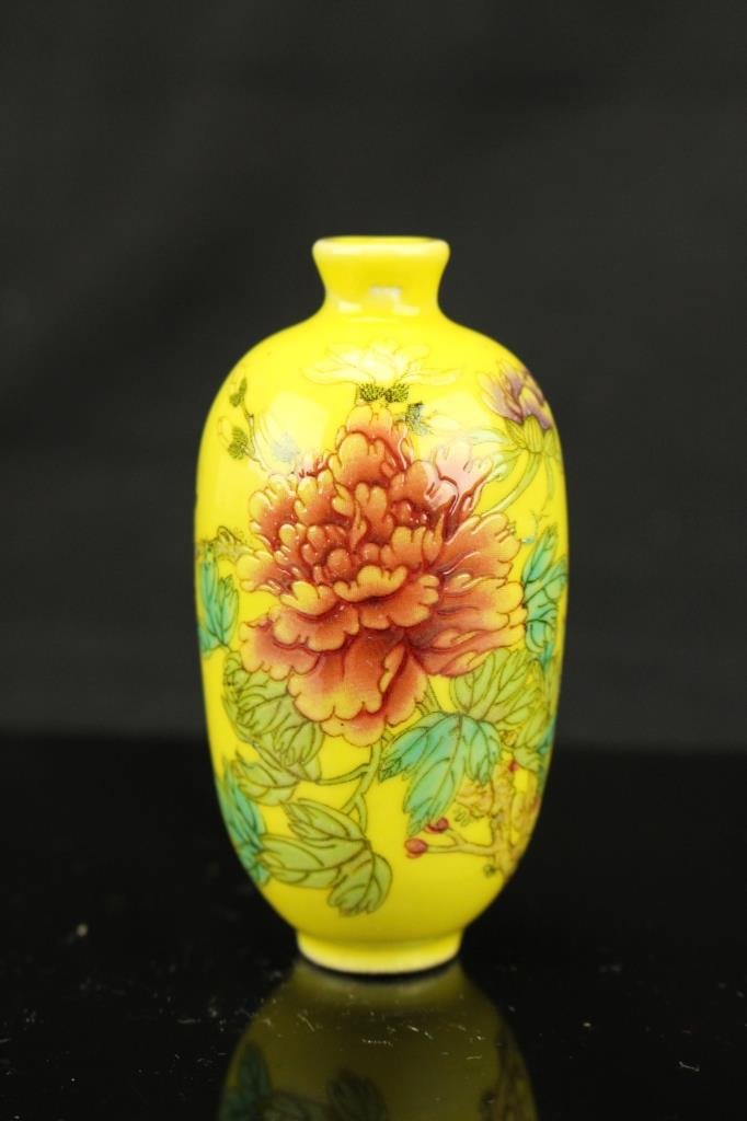 Chinese antique porcelain snuff bottle (1 of 3)