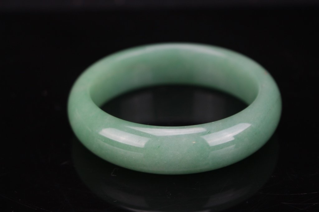 Chinese green jade bangle : D: 7.9 cm (1 of 2)