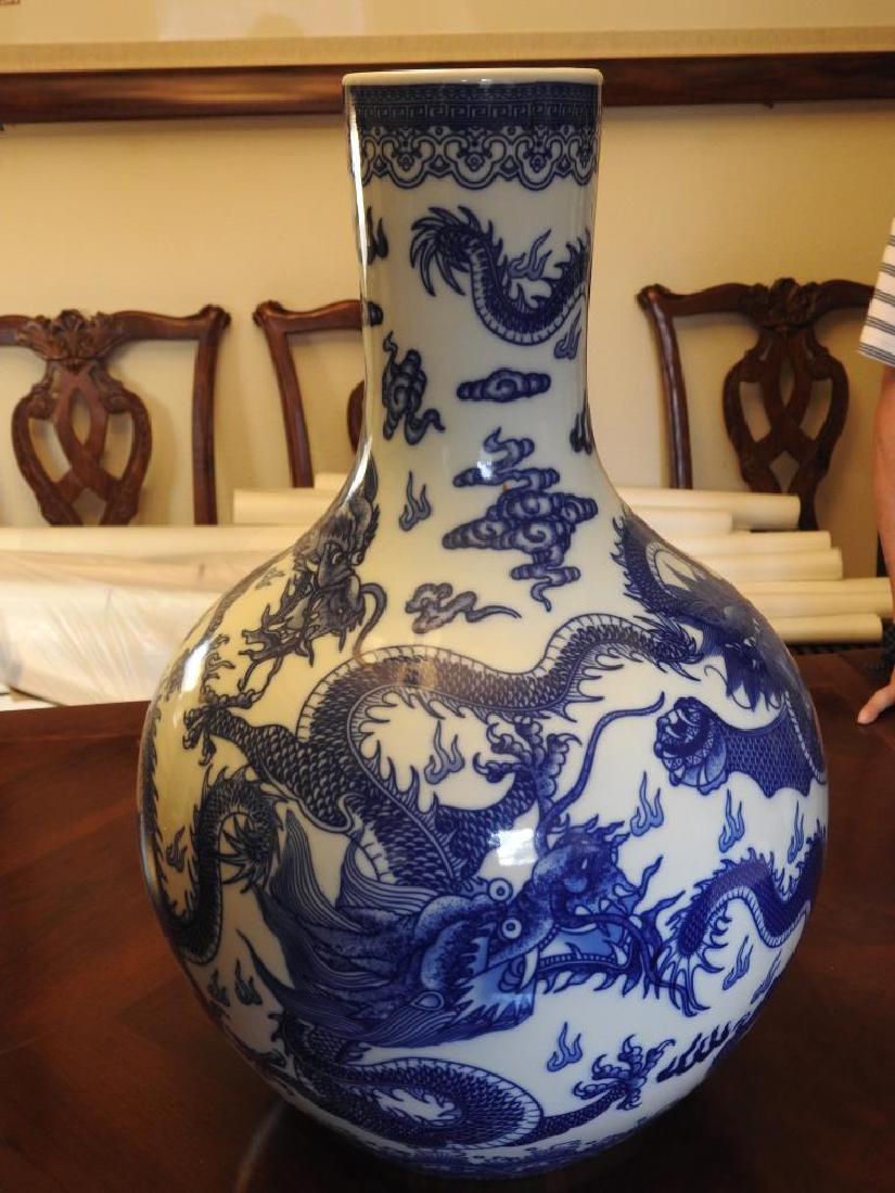 Chinese B&W Dragon Vase (1 of 2)