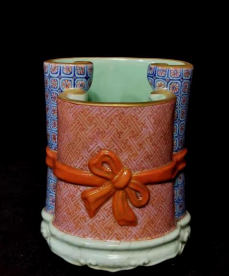Qing Yongzhen Chinese Porcelain Pen Holder: Size: H 9.5cm, D 7cm