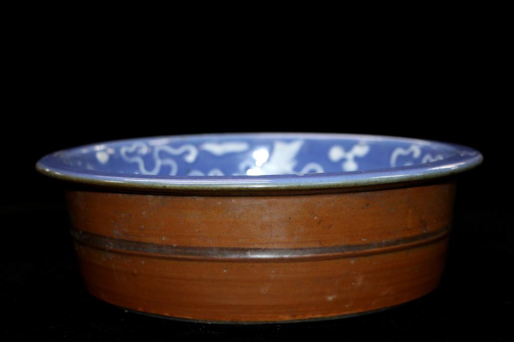 Chinese Porcelain Pot (1 of 3)