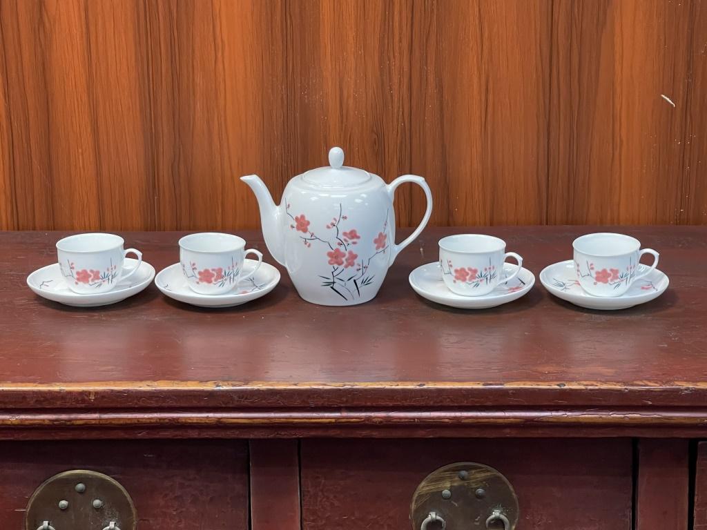 A Set of Chinese Li lin Porcelain Teapot and Cups: A Set of Chinese Li lin Porcelain Teapot and Cups