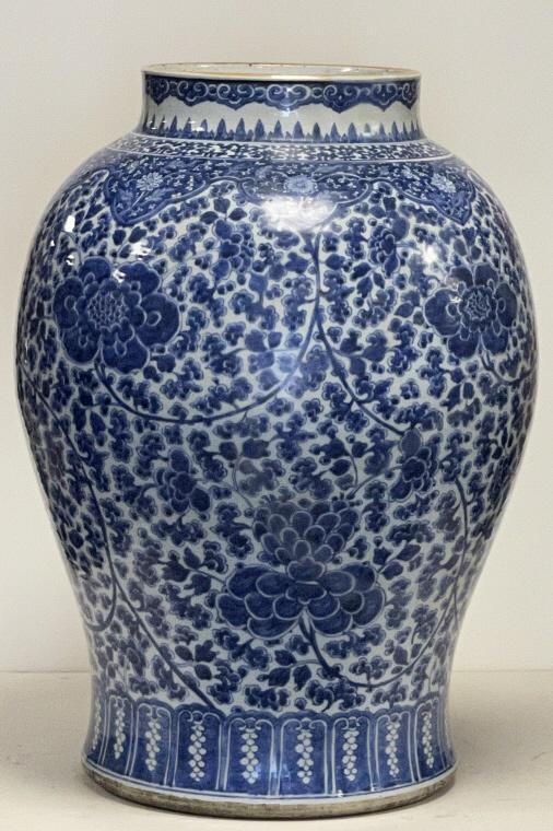 A Kangxi Large Blue&White 'Interlocking Lotus' Jar (1 of 4)