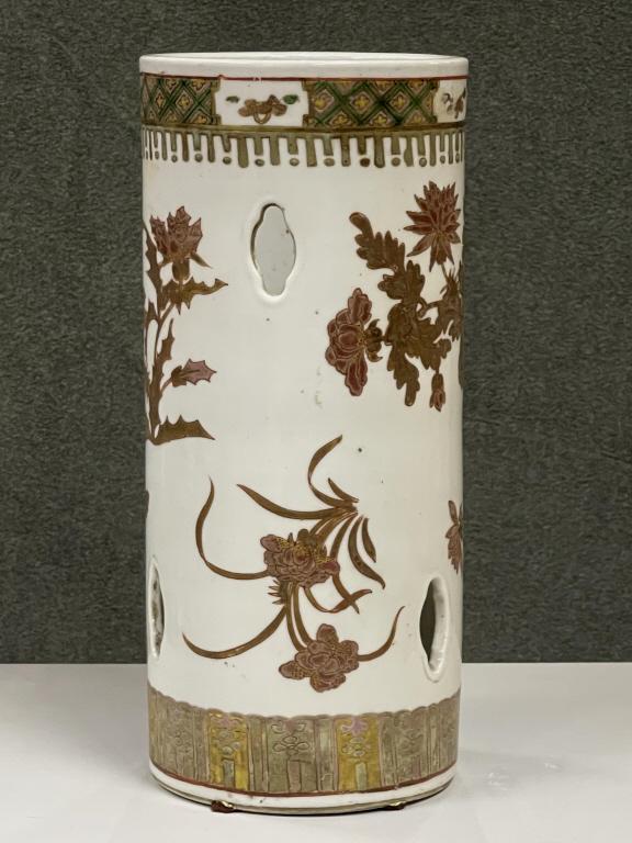 A Famille-Verte Iron-Red 'Flower' Hat Stand (1 of 6)