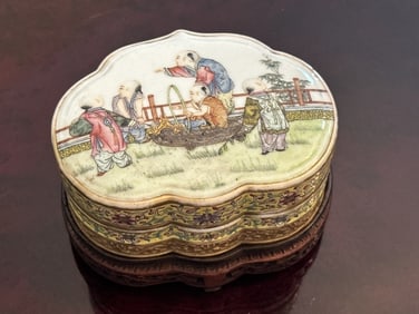 Chinese Porcvelain Fencai Box with Lid and Stand