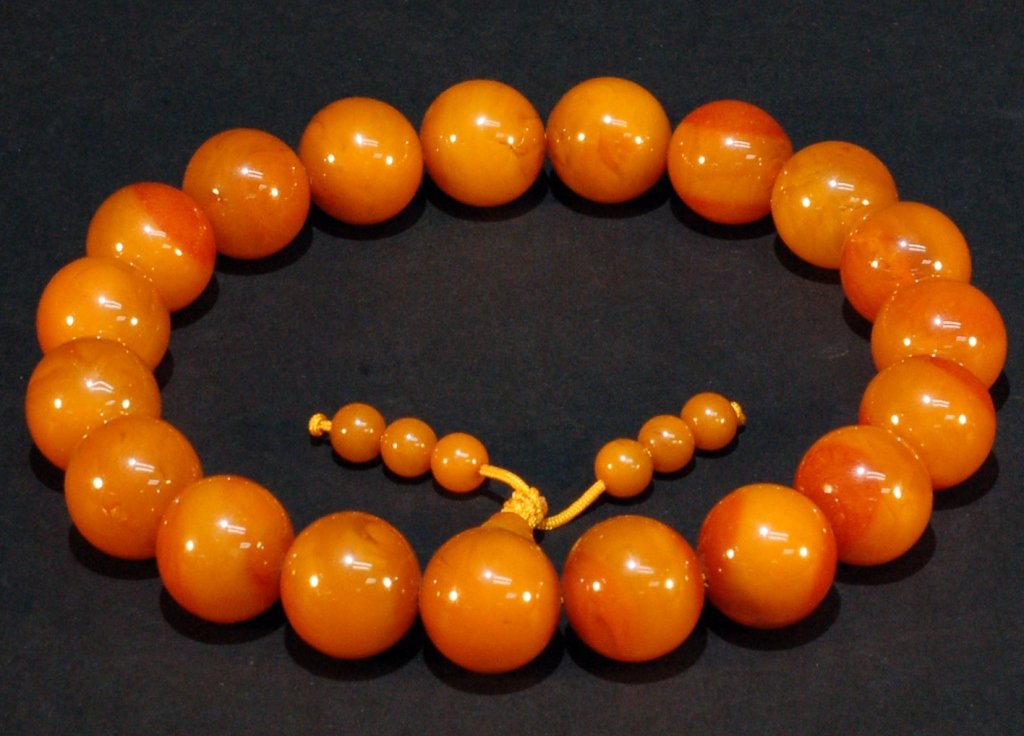Amber Style Necklace: 琥珀串珠 Size: D1" 19Beads Starting Bid: 100