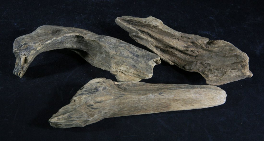 Lot of 3 Chenxiang Wood (Agarwood) Piec es: Size:Weight: 190g Starting Bid: 300