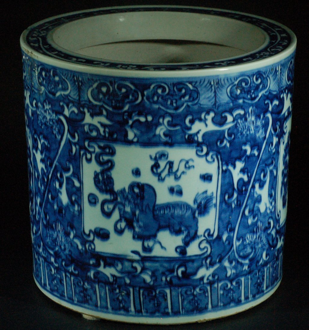 Blue & White Large Pen Holder: Blue & White Large Pen Holder Size:H:12", D:12" Starting Bid: 150