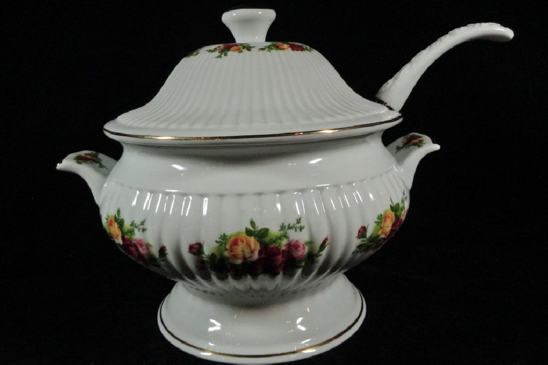 ROYAL ALBERT PORCELAIN TUREEN WITH LID AND LADLE, OLD (1 of 5)