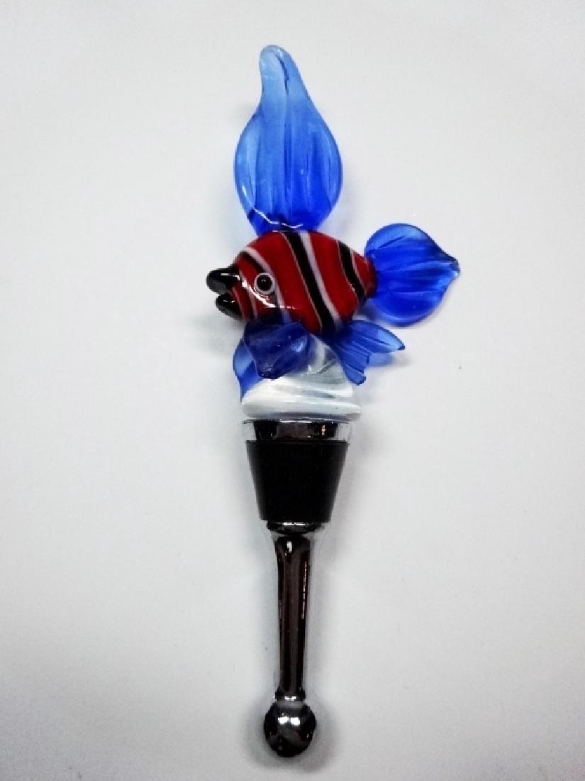 MURANO STYLE ART GLASS WINE BOTTLE STOPPER, MULTICOLOR: MURANO STYLE ART GLASS WINE BOTTLE STOPPER, MULTICOLOR FISH WITH BLUE FINS, APPROX 5.75", MURANO CRISTALLERIA D'ARTE LABEL ON BOX