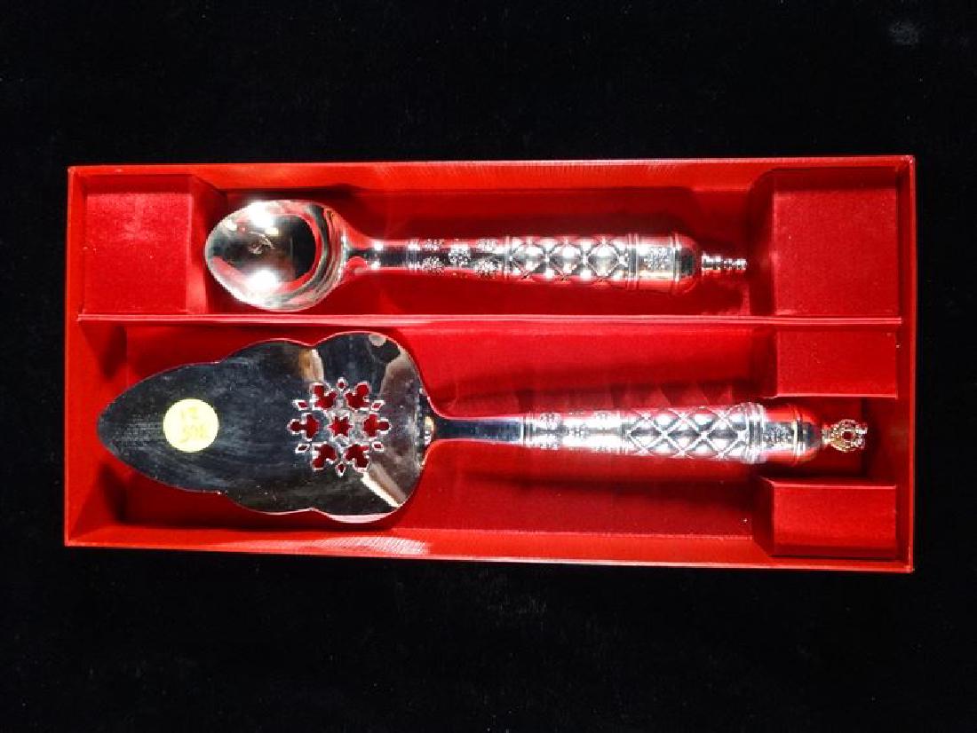 NEIMAN MARCUS CAKE SERVER AND ICE CREAM SCOOP, IN (1 of 5)