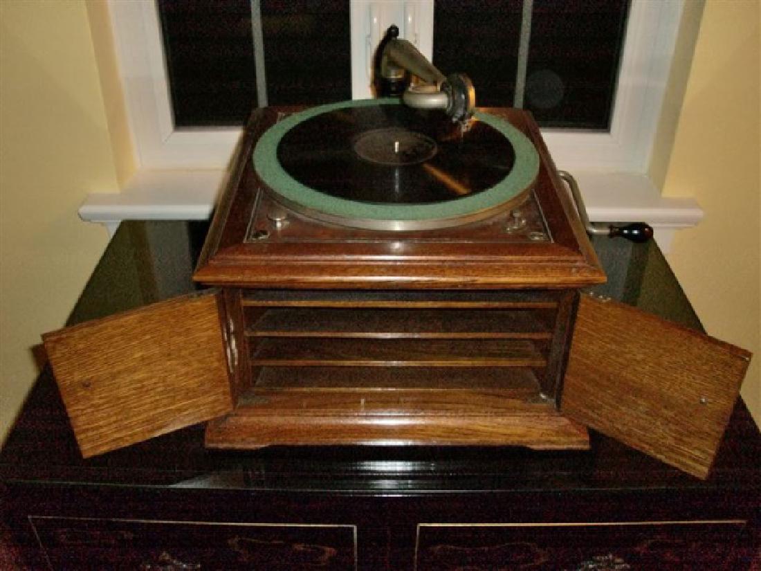 ANTIQUE VICTOR TABLE TOP PHONOGRAPH, MODEL VV-VIA, SERI: ANTIQUE VICTOR TABLE TOP PHONOGRAPH, MODEL VV-VIA, SERIAL #402140, CIRCA 1915, WITH OAK CASE, NICKEL MOUNTS, 2 DOOR CABINET WITH STORAGE SHELVES, WITH ORIGINAL VICTOR TALKING MACHINE CO. METAL LABEL,