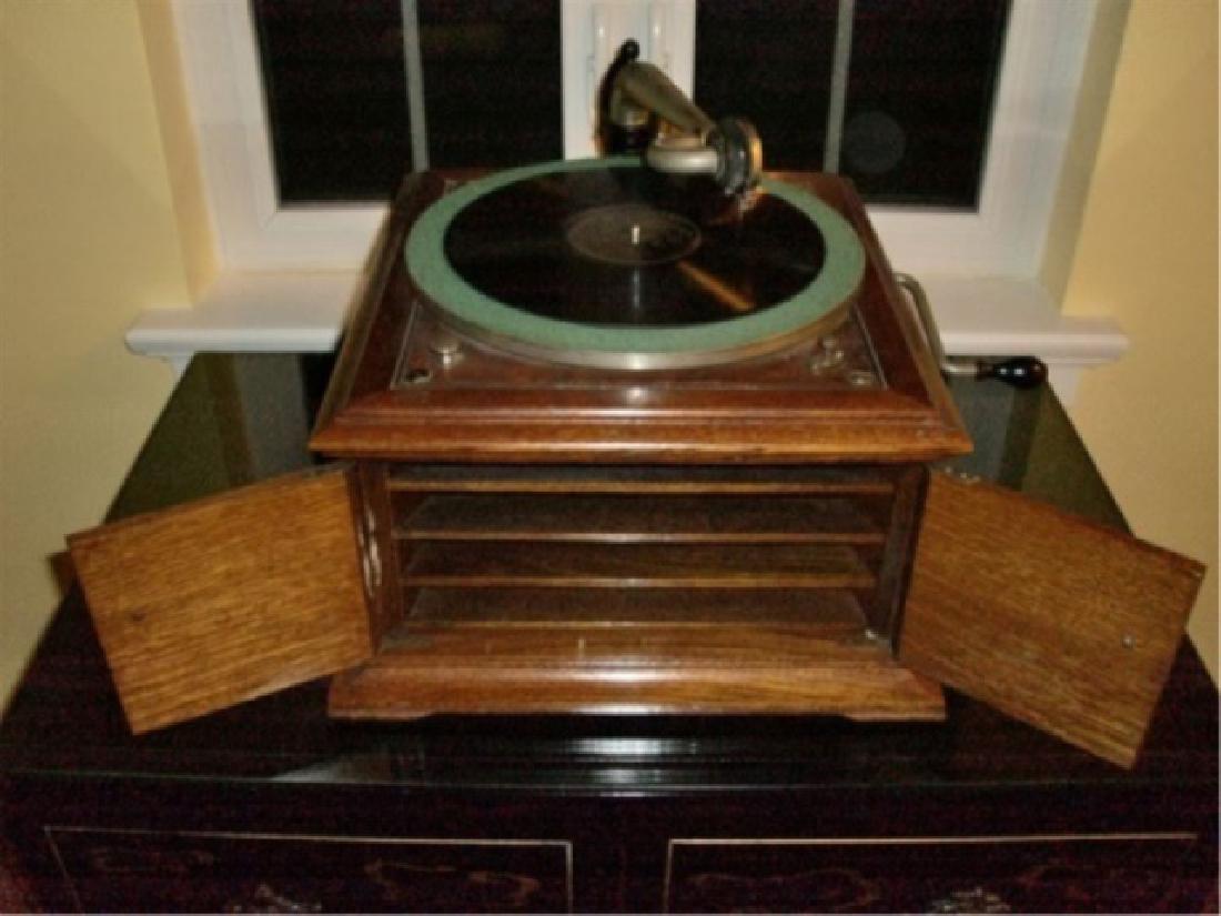 ANTIQUE VICTOR TABLE TOP PHONOGRAPH, MODEL VV-VIA,: ANTIQUE VICTOR TABLE TOP PHONOGRAPH, MODEL VV-VIA, SERIAL #402140, CIRCA 1915, WITH OAK CASE, NICKEL MOUNTS, 2 DOOR CABINET WITH STORAGE SHELVES, WITH ORIGINAL VICTOR TALKING MACHINE CO. METAL LABEL,