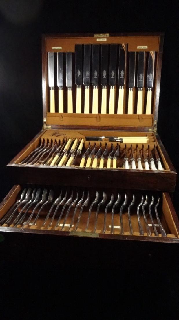 74 PC MAPPIN & WEBB PRINCES PLATE FLATWARE CANTEEN,: 74 PC MAPPIN & WEBB PRINCES PLATE FLATWARE CANTEEN, RAT-TAIL DESIGN CIRCA 1920'S-1930'S, INCLUDES 6 TABLE KNIVES WITH FAUX BONE HANDLES, 6 CHEESE KNIVES WITH FAUX BONE HANDLES, 6 TABLE FORKS, 6 FISH K