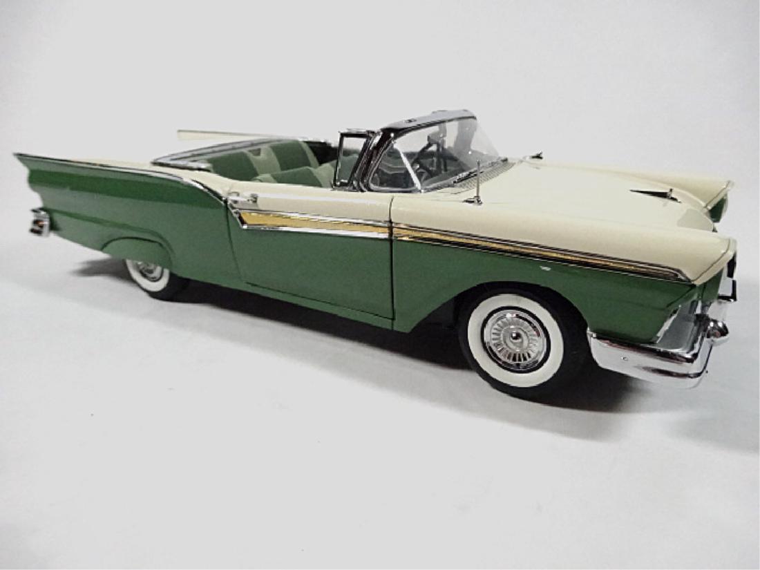 1957 FORD FAIRLANE 500 SKYLINER, 1:24 DIECAST CAR BY (1 of 7)