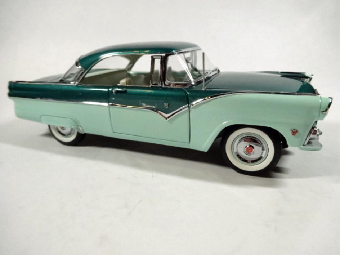1955 FORD FAIRLANE VICTORIA, 1:24 DIECAST CAR FROM A (1 of 6)