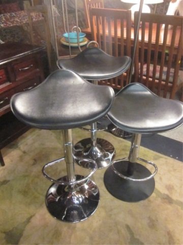 SET OF 3 CHROME AND LEATHER HYDRAULIC SADDLE STYLE B: SET OF 3 CHROME AND LEATHER HYDRAULIC SADDLE STYLE BARSTOOLS, ONE WITH BLACK BASE, TWO WITH CHROME BASE