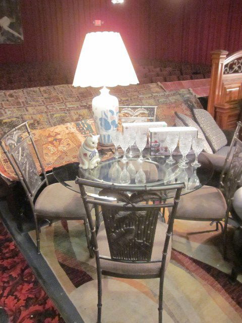 DINING TABLE WITH METAL TROPICAL LEAF MOTIF BASE IN: DINING TABLE WITH METAL TROPICAL LEAF MOTIF BASE IN SILVERY GRAY FINISH, WITH 4 MATCHING CHAIRS AND GLASS TOP