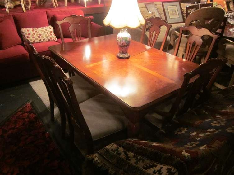 QUEEN ANNE STYLE DINING TABLE IN MEDIUM FINISH WITH: QUEEN ANNE STYLE DINING TABLE IN MEDIUM FINISH WITH LEAF AND 6 CHAIRS