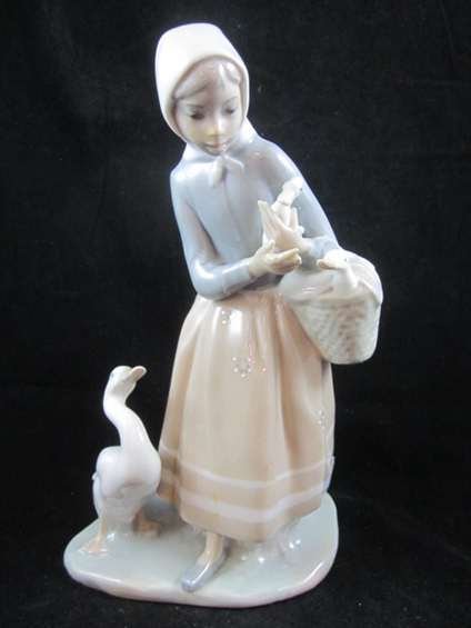 196: RETIRED LLADRO PORCELAIN FIGURINE "SHEPHERDESS WIT