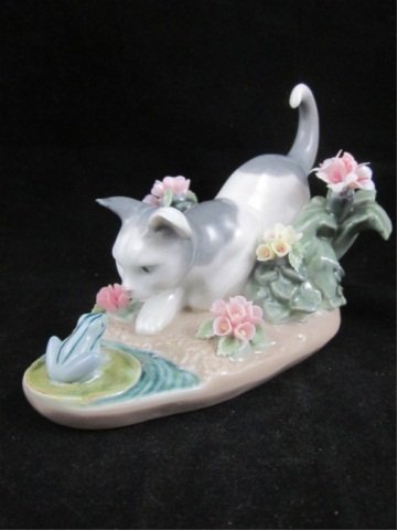 RETIRED LLADRO PORCELAIN FIGURINE "KITTY CONFRONTAT: RETIRED LLADRO PORCELAIN FIGURINE "KITTY CONFRONTATION", #1442, ISSUED 1983, RETIRED 1991, SCULPTOR JUAN HUERTA, APPROX 3.5" HIGH, GLAZED FINISH, WITH ORIGINAL BOX