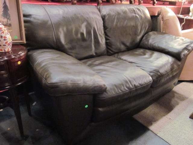 CONTEMPORARY NATUZZI BROWN LEATHER LOVESEAT, EXCELL: CONTEMPORARY NATUZZI BROWN LEATHER LOVESEAT, EXCELLENT CONDITION