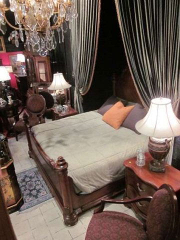 ORNATE KING SIZE BEDROOM SET IN MEDIUM FINISH, INC: ORNATE KING SIZE BEDROOM SET IN MEDIUM FINISH, INCLUDES HEADBOARD, FOOTBOARD, RAILS, SLATS, 2 NIGHTSTANDS, AND DRESSER WITH MIRROR (MATTRESS NOT INCLUDED)