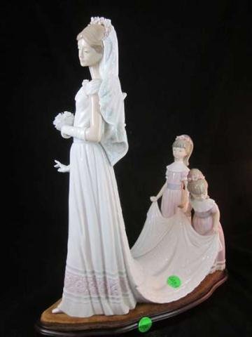 LARGE RETIRED LLADRO PORCELAIN FIGURINE "HERE COMES: LARGE RETIRED LLADRO PORCELAIN FIGURINE "HERE COMES THE BRIDE", #1446, ISSUED 1983, RETIRED 1997, SCULPTOR JOSÉ PUCHE, APPROX 15" HIGH, 13" WIDE, GLAZED FINISH - WITH ORIGINAL BASE