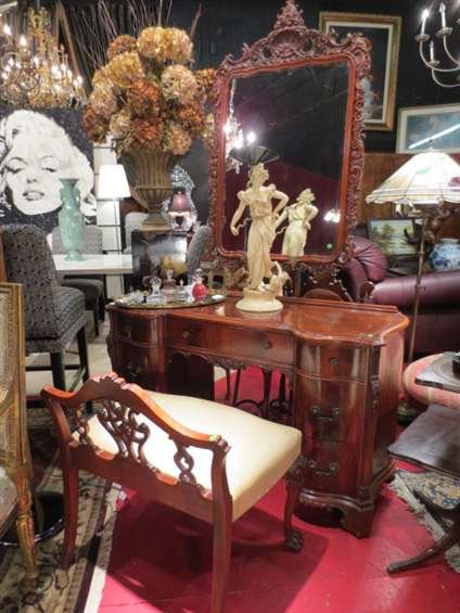 ANTIQUE CHIPPENDALE MAHOGANY VANITY WITH MIRROR AND: ANTIQUE CHIPPENDALE MAHOGANY VANITY WITH MIRROR AND VANITY BENCH WITH NAILHEAD TRIM, MATCHING BEDROOM SET SOLD SEPARATELY
