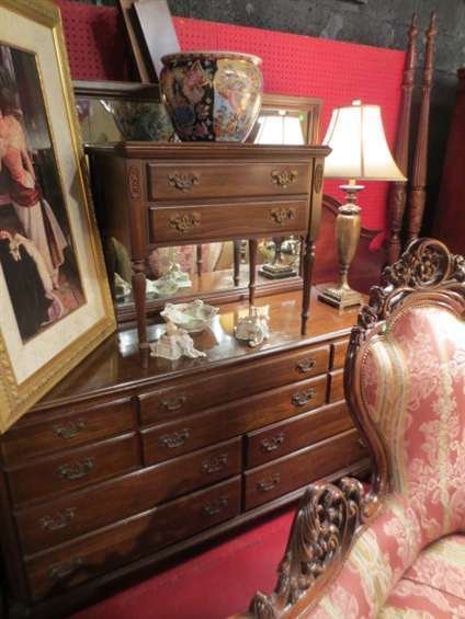 TRADITIONAL QUEEN BEDROOM SET, INCLUDES CHIPPENDALE: TRADITIONAL QUEEN BEDROOM SET, INCLUDES CHIPPENDALE STYLE FOUR POSTER BED, WITH ETHAN ALLEN TALL CHEST, DRESSER, MIRROR, AND NIGHTSTAND
