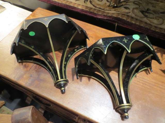 PAIR OF CARVED WOOD WALL BRACKETS, BLACK AND GOLD L: PAIR OF CARVED WOOD WALL BRACKETS, BLACK AND GOLD LACQUER, APPROX 12"L