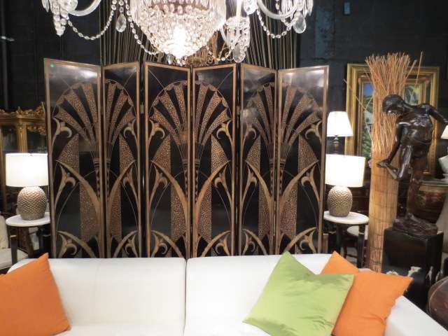 VINTAGE ART DECO STYLE 8 PANEL FLOOR SCREEN, GOLD : VINTAGE ART DECO STYLE 8 PANEL FLOOR SCREEN, GOLD AND BLACK LACQUER DESIGN ON FRONT, BLACK LACQUER ON REVERSE, APPROX 8'H X 11'L
