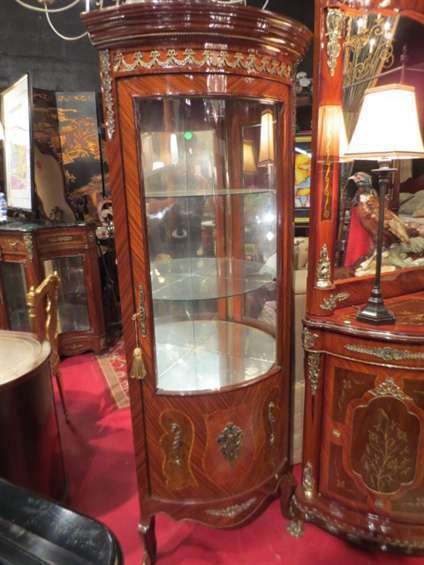 FRENCH LOUIS XV STYLE VITRINE, GILT BRONZE ORMOLU,: FRENCH LOUIS XV STYLE VITRINE, GILT BRONZE ORMOLU, INLAID WOOD, BRONZE GARLANDS ON CORNICE, CURVED FRONT, MIRRORED BACK, GLASS SHELVES, LOWER CABINET, EXCELLENT CONDITION, APPROX 6' H