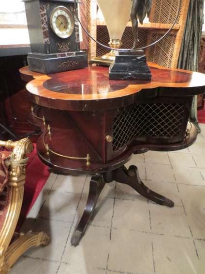 MAHOGANY FINISH PEDESTAL TABLE, CLOVER LEAF TOP, P: MAHOGANY FINISH PEDESTAL TABLE, CLOVER LEAF TOP, POLISHED BRASS RAILS, FOUR LEGS WITH BRASS CLAW FEET, APPROX 3' W