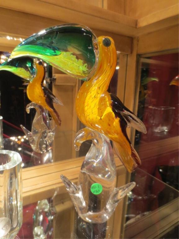 MURANO ART GLASS BIRD ON A BRANCH, GREEN/YELLOW BEA: MURANO ART GLASS BIRD ON A BRANCH, GREEN/YELLOW BEAK, SIGNED BY ARTIST ON BASE, APPROX 12.75"H