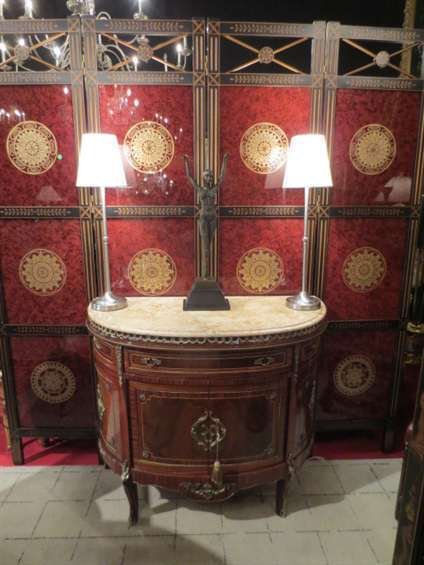 VERSACE STYLE NEOCLASSIC FLOOR SCREEN, 4 PANELS WI: VERSACE STYLE NEOCLASSIC FLOOR SCREEN, 4 PANELS WITH REVERSE PAINTED GLASS INSETS IN RED AND GOLD, WITH BLACK AND GOLD WOOD FRAME, EXCELLENT LIKE NEW CONDITION, APPROX 7' X 7'