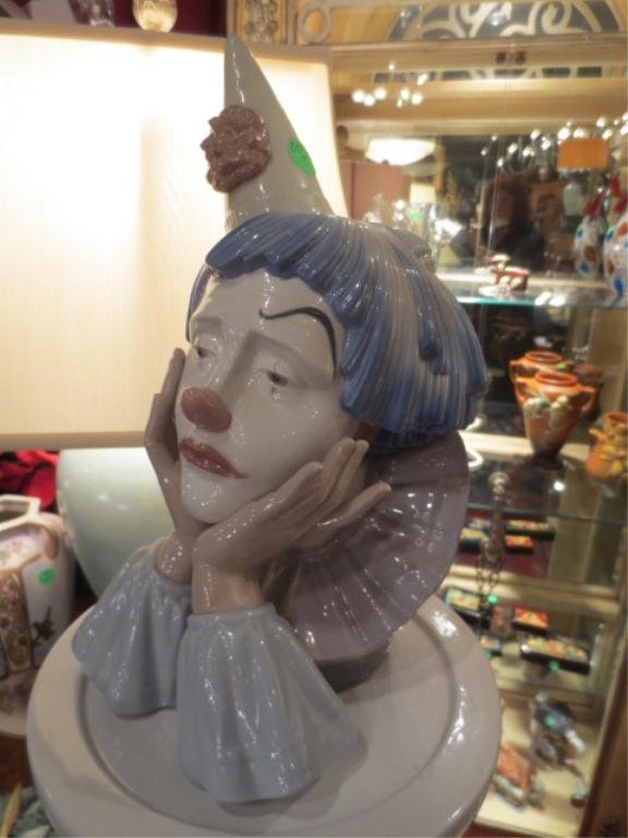 RETIRED LLADRO FIGURINE, "JESTER", SCULPTOR JOSE P: RETIRED LLADRO FIGURINE, "JESTER", SCULPTOR JOSE PUCHE, ISSUED IN 1982 & RETIRED IN 2000, GLAZED FINISH, APPROX 12" HIGH