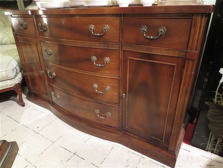VINTAGE MAHOGANY SIDEBOARD, FOUR CENTRAL DRAWERS F: VINTAGE MAHOGANY SIDEBOARD, FOUR CENTRAL DRAWERS FLANKED BY 2 SIDE CABINETS AND 2 DRAWERS, VERY GOOD CONDITION, APPROX 6'L