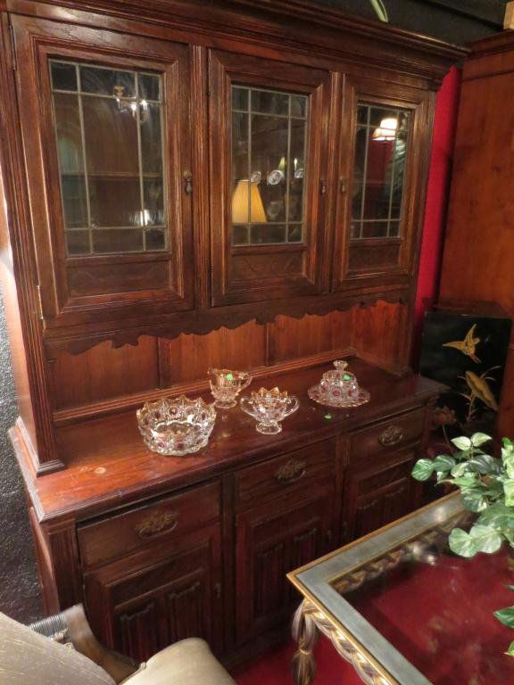 ETHAN ALLEN BREAKFRONT, LIGHTED HUTCH STYLE TOP, G: ETHAN ALLEN BREAKFRONT, LIGHTED HUTCH STYLE TOP, GLASS FRONT DOORS, DARK FINISH, APPROX 7' X 6'