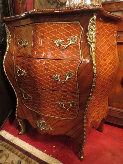 FRENCH LOUIS XV STYLE CHEST, 3 DRAWERS, DIAMOND SH: FRENCH LOUIS XV STYLE CHEST, 3 DRAWERS, DIAMOND SHAPED DESIGN ON TOP, FRONT, AND SIDE PANELS, GILT BRONZE ORMOLU, APPROX 3'L