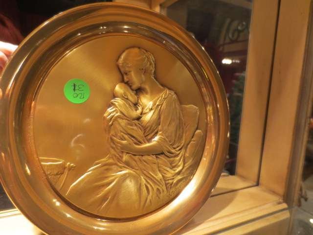 24KT GOLD PLATED STERLING SILVER LIMITED EDITION P: 24KT GOLD PLATED STERLING SILVER LIMITED EDITION PLATE - MOTHER & CHILD, INSCRIBED V.D. BRENNER '99, MARKED #174 OF 250 BY MEDALLIC ART COMPANY, APPROX 288 GRAMS, APPROX 8" DIAMETER
