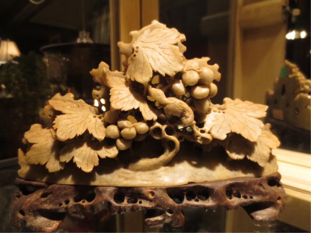VINTAGE FINELY DETAILED CARVED SOAPSTONE GRAPES WITH GR: VINTAGE FINELY DETAILED CARVED SOAPSTONE GRAPES WITH GRAPEVINE, APPROX 4"H