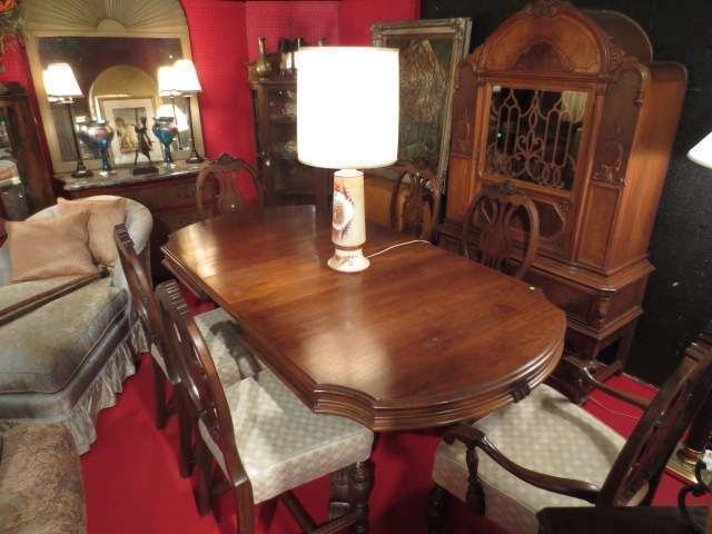 ANTIQUE WOOD DINING TABLE, MAHOGANY FINISH, DUAL PEDEST: ANTIQUE WOOD DINING TABLE, MAHOGANY FINISH, DUAL PEDESTAL BASE, LEAF, INCLUDES 6 CHAIRS WITH WHITE UPHOLSTERED SEATS IN VERY GOOD CONDITION (2 ARMCHAIRS, 4 SIDECHAIRS)