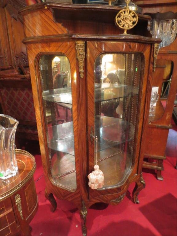 FRENCH LOUIS XV STYLE VITRINE, CURVED GLASS DOORS, GLAS: FRENCH LOUIS XV STYLE VITRINE, CURVED GLASS DOORS, GLASS SHELVES, MIRRORED BACK, BRONZE ORMOLU, EXCELLENT CONDITION, APPROX 5'H