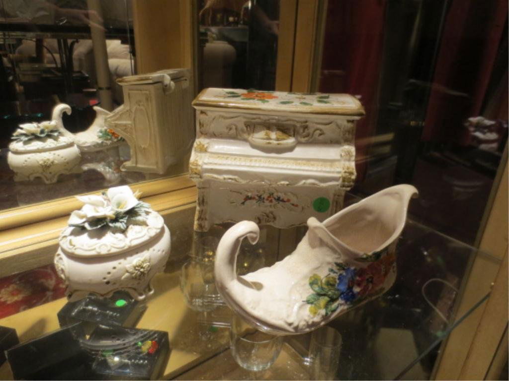 3 PC GROUP ITALIAN PORCELAIN, INCLUDES PIANO APPROX 6" : 3 PC GROUP ITALIAN PORCELAIN, INCLUDES PIANO APPROX 6" X 6.5", GENIE SLIPPER APPROX 3.5" X 7.5", & LILY COVERED OVAL BOX MARKED CAPODIMONTE APPROX 3.75"L ** PLEASE NOTE: ARRANGEMENTS FOR SHIPPING AND