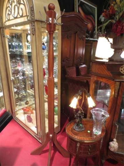 WOOD COAT RACK, DARK FINISH, PEWTER FINISH HOOKS, EXCEL: WOOD COAT RACK, DARK FINISH, PEWTER FINISH HOOKS, EXCELLENT CONDITION ** PLEASE NOTE: ARRANGEMENTS FOR SHIPPING AND PACKAGING ARE THE SOLE RESPONSIBILITY OF THE WINNING BIDDER. THE AUCTION HOUSE DOES