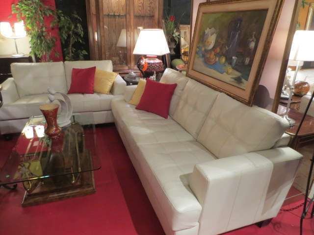 CONTEMPORARY WHITE LEATHER SOFA AND LOVESEAT, SQUARE AR: CONTEMPORARY WHITE LEATHER SOFA AND LOVESEAT, SQUARE ARMS, TUFTED BACK AND SEAT, VERY GOOD CONDITION "** PLEASE NOTE: ARRANGEMENTS FOR SHIPPING AND PACKAGING ARE THE SOLE RESPONSIBILITY OF THE WINNING
