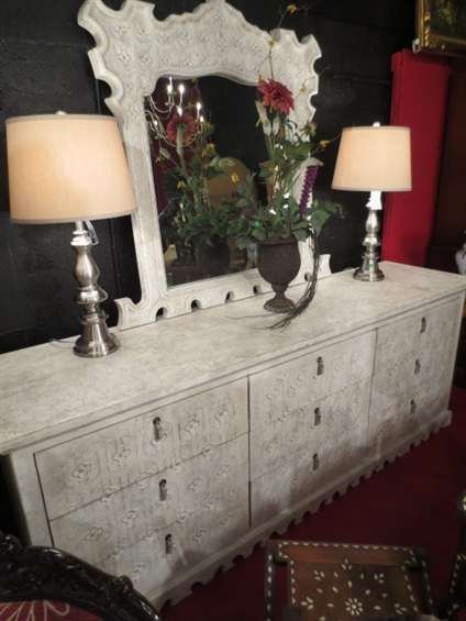 4 PC DCOTA DESIGNER BEDROOM SET, WHITE AND CREAM CRAQUE: 4 PC DCOTA DESIGNER BEDROOM SET, WHITE AND CREAM CRAQUELURE FINISH, INCLUDES TWO NIGHTSTANDS, DRESSER AND MIRROR, COORDINATING METAL CANOPY KING BED SOLD SEPARATELY, EXCELLENT CONDITION ~~~ PLEASE NOT