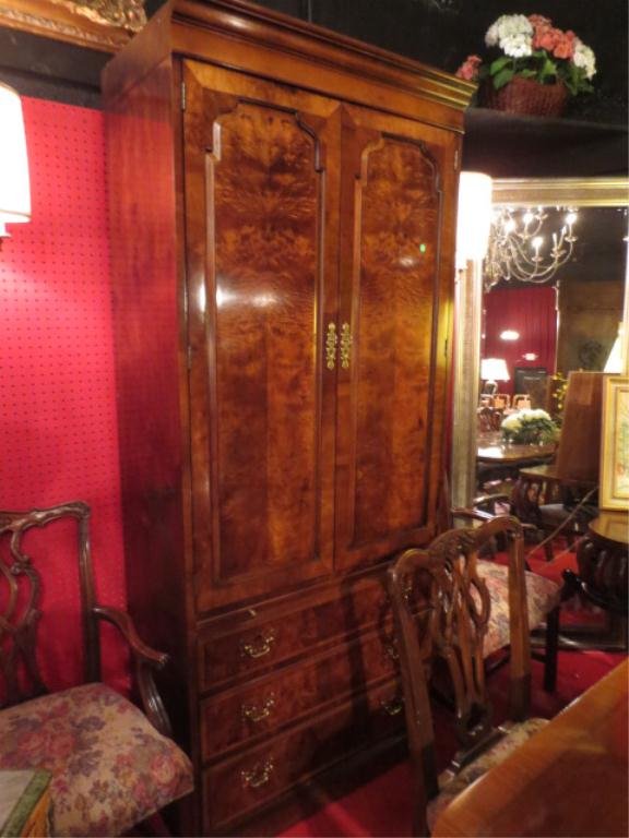 HENREDON ASTON COURT GEORGIAN STYLE GLAZE INLAID MAHOGA: HENREDON ASTON COURT GEORGIAN STYLE GLAZE INLAID MAHOGANY BAR CABINET, ILLUMINATED INTERIOR, LOWER DROPFRONT LIQUOR CABINET, APPROX 7.5'H X 4'